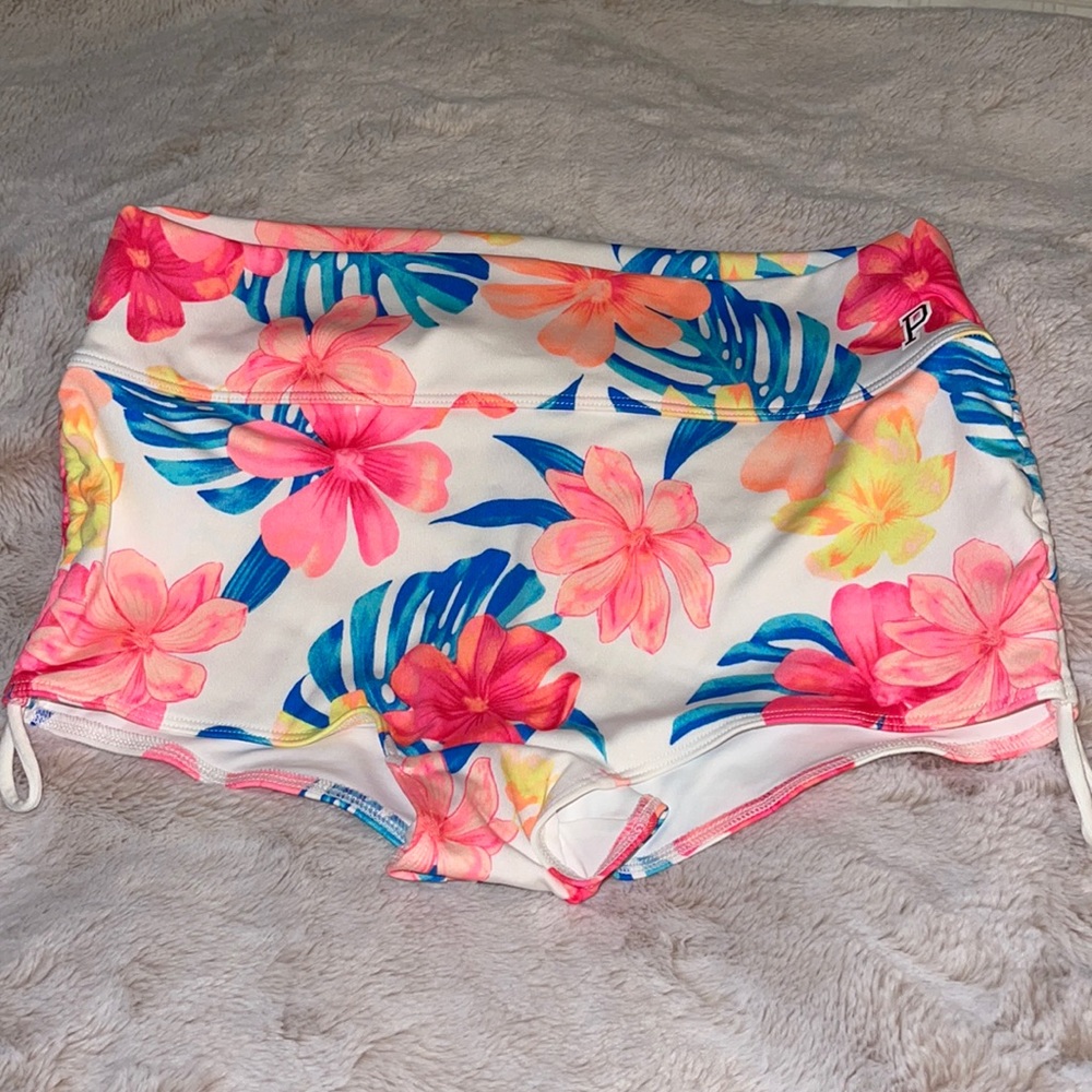 Flowered gym to swim shorts with drawstring